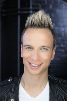 View more information about Illusionist Leon Etienne Magic Rocks Live